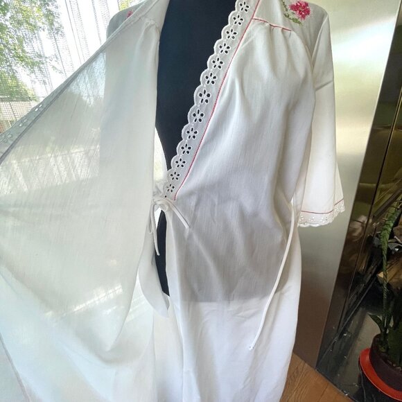 Vintage 80s peignoir, white robe with pink embroidery, Lorraine's Lingerie - Picture 7 of 10